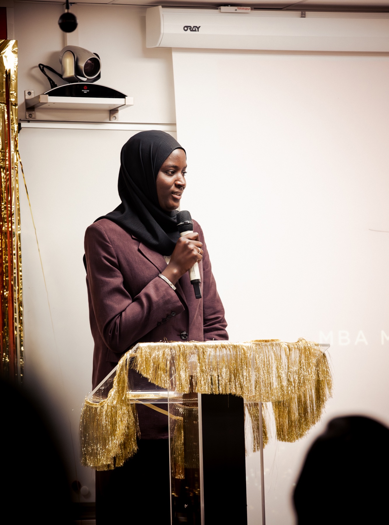 Aïda LO pendant une prise de parole